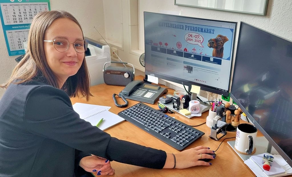Laura Dümeni an ihrem Arbeitsplatz im Rathaus Havelberg. Die Tangermünderin ist nach ihrer dreijährigen Ausbildung zur Verwaltungsfachangestellten übernommen worden.