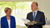 Reiner Haseloff übergibt in Köthen Fördermittelbescheide an Oberbürgermeisterin Christina Buchheim. 