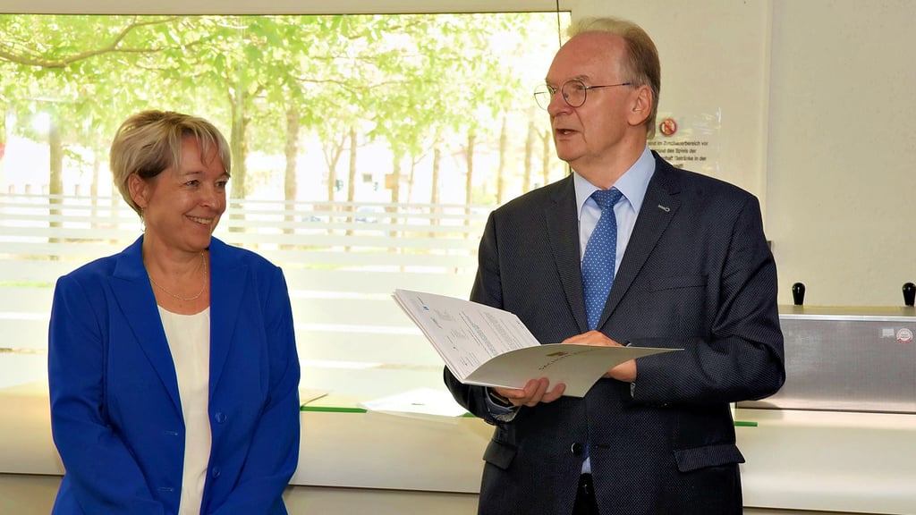 Reiner Haseloff übergibt in Köthen Fördermittelbescheide an Oberbürgermeisterin Christina Buchheim.