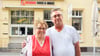 Marion und Norbert Schleevoigt vor der „Quickbox“ in der Hagenstraße. 