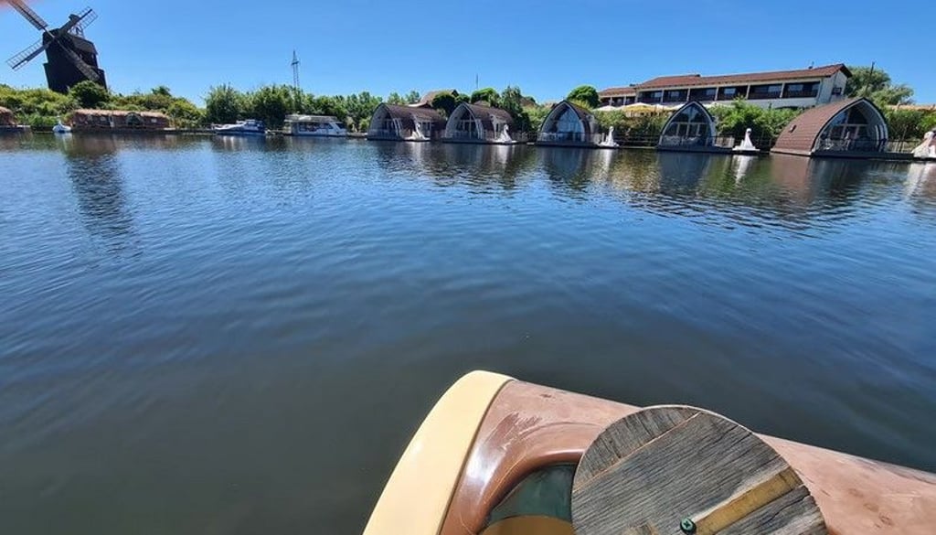 Ein Blick auf das schwimmende Seehotel auf dem Pareyer Mühlensee neben der Paltrockwindmühle.