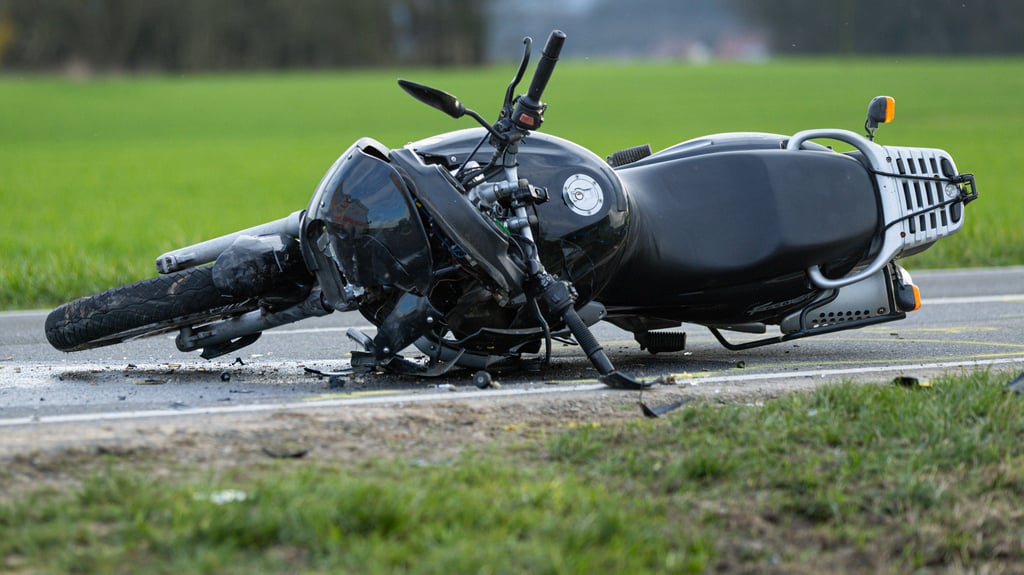 Bei einem Unfall in Sienau (Altmarkkreis Salzwedel) wurde ein 71-jähriger Motorradfahrer schwer verletzt.