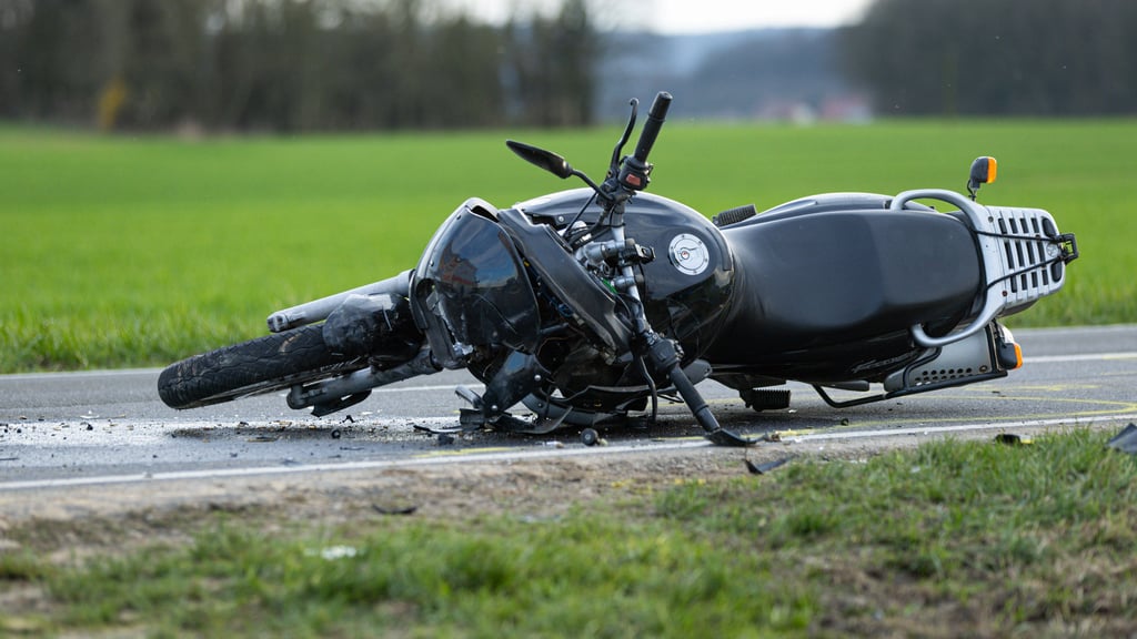 Bei einem Unfall in Sienau (Altmarkkreis Salzwedel) wurde ein 71-jähriger Motorradfahrer schwer verletzt.