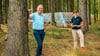 Rico Fischer und Sophie Ehrhardt zeigen im Wald im Harz eine Versuchsfläche, an der Daten von  Bäumen und aus der Umwelt erhoben werden. Für das sogenannte Survey-Projekt sollen weitere Waldreallabore entstehen.  