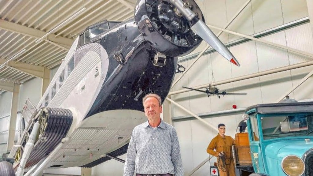 Clemens Aulich – hier vor einer Ju 52 – hat das Luftfahrtmuseum in Wernigerode gegründet. Seine Sammlung aus Technik, Flugzeugen und Helikoptern besuchen jährlich zahlreiche Besucher.
