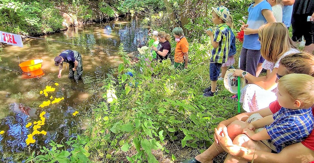 Gespannt verfolgen einige Kinder an der Selke den Zieleinlauf des Entenrennens, das kurzfristig auf den Sonntag verlegt wurde.