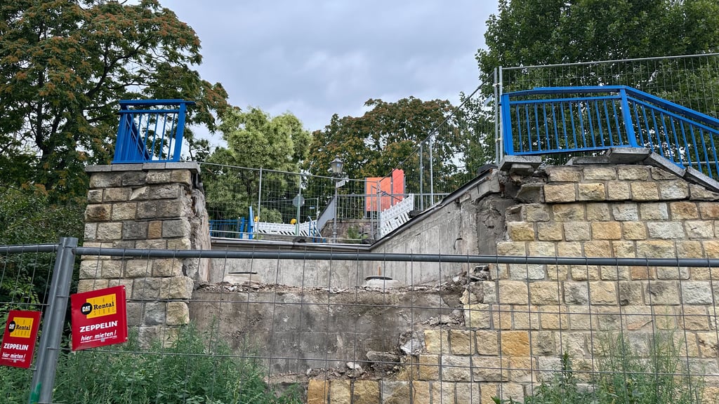 Eingezäunt ist die große Lücke, die auf der westlichen Seite des Schleinufers, an der einst die Fußgängerbrücke am Petriförder in Magdeburg auflag, klafft. Hier soll sich etwas ändern.
