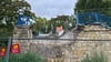 Eingezäunt ist die große Lücke, die auf der westlichen Seite des Schleinufers, an der einst die Fußgängerbrücke am Petriförder in Magdeburg auflag, klafft. Hier soll sich etwas ändern.