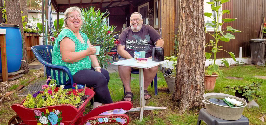 Marie-Luise und Detlef Lichtenfeld sind seit 28 Jahren Dauercamper auf dem Campingplatz am Plattensee. Mit Freude berichten sie darüber, dass sich in den letzten Jahren immer mehr junge Familien entscheiden, ebenfalls Dauercamper zu werden. „Es ist einfach schön, hier immer mehr Kinder lachen zu hören und über den Platz toben zu sehen“, sagt Detlef Lichtenfeld.
