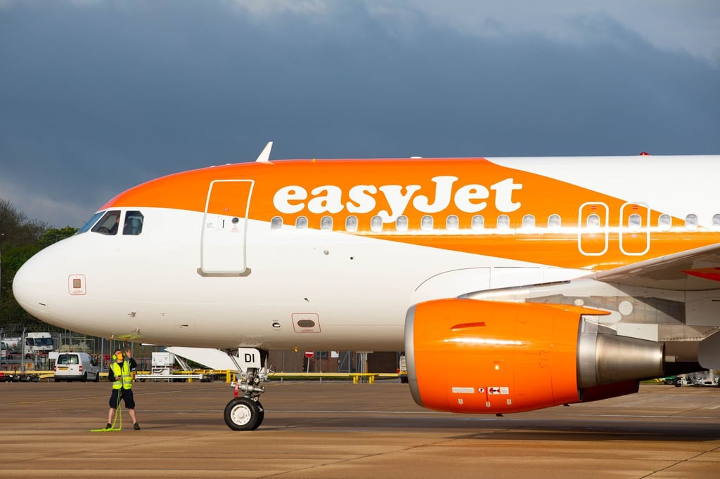 Die Fluggesellschaft Easyjet hat einen Piloten freigestellt, weil er angeblich betrunken und nackt in einer Hotelbar umherirrte. (Symbolbild)