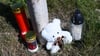 Menschen haben Kerzen und einen Teddybären an der Unfallstelle abgestellt.