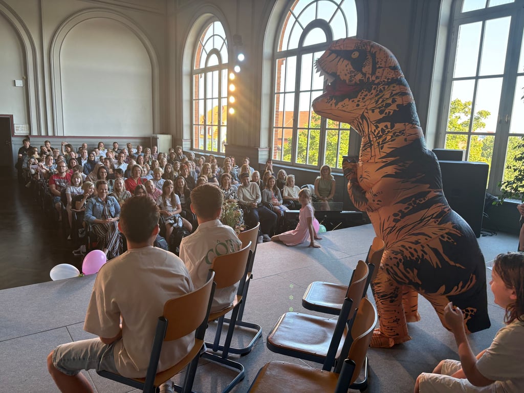 Während der begrüßung der neuen Fünftklässler am Roland-Gymnasium in Burg gibt es unterhaltsame Einlagen - auch mit einem Dino.
