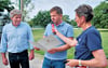 Der Großkühnauer Ortsbürgermeister  Fred Kitzing  wurde von Wirtschaftsminister Sven Schulze und der CDU-Landtagsabgeordneten Anja Schneider (v.l.n.r.) überrascht. Er erhielt die Ehrennadel des Landes. 