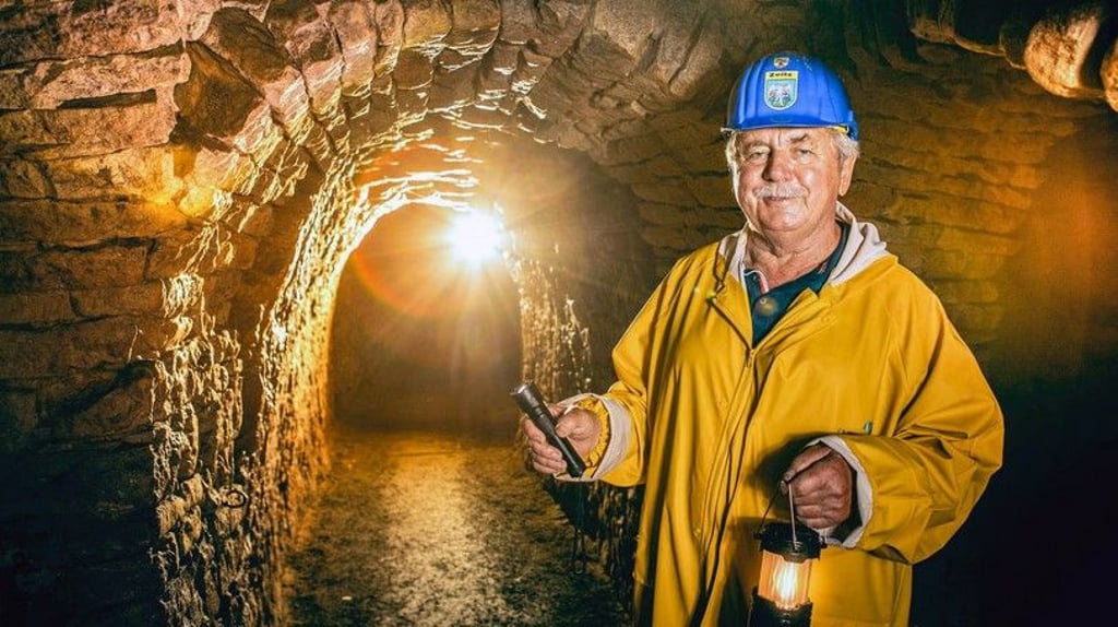 Etwa 700 Meter lang sind die Gänge, die Besucher begehen können. Andreas Wilke führt sie in die Unterwelt und kennt viele ihrer Geheimnisse.