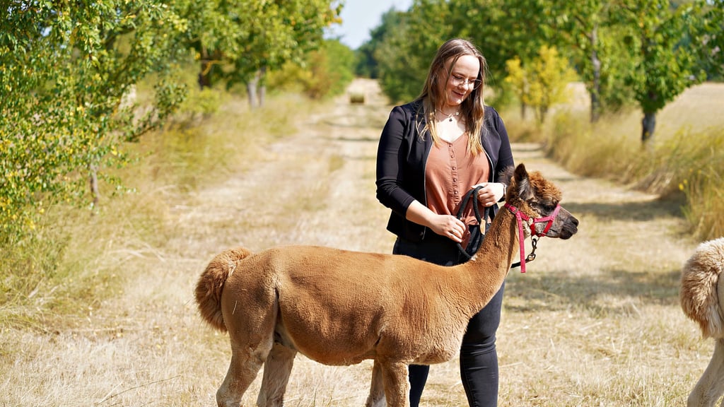 Bianca Heimert auf Wanderschaft im Eickendorfer Biotop mit Alpaka Balu.