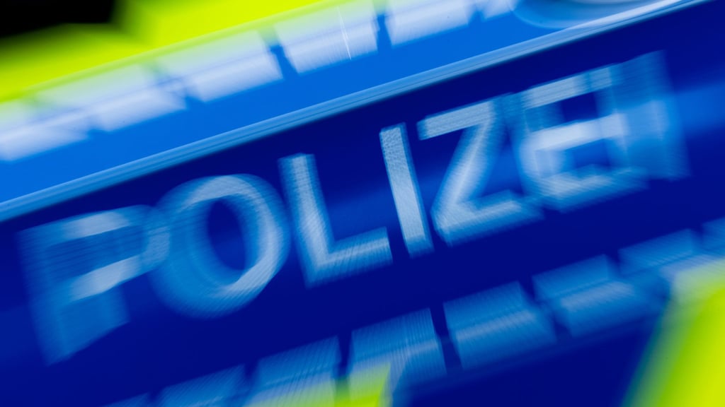 Ein Autofahrer wollte sich in Magdeburg einer Polizeikontrolle entziehen und versuchte, über die A14 bis Barleben zu flüchten.
