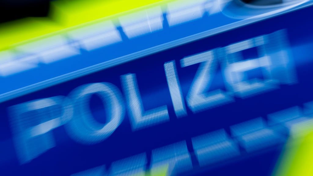 Ein Autofahrer wollte sich in Magdeburg einer Polizeikontrolle entziehen und versuchte, über die A14 bis Barleben zu flüchten.