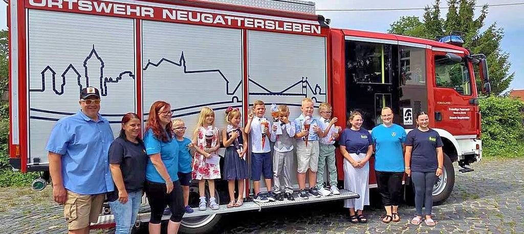 Ortsbürgermeister Patrick Hölscher, der Heimatverein der Feuerwehr Neugattersleben und die Feuerwehr Neugattersleben überraschten die Einschulungskinder des Dorfes