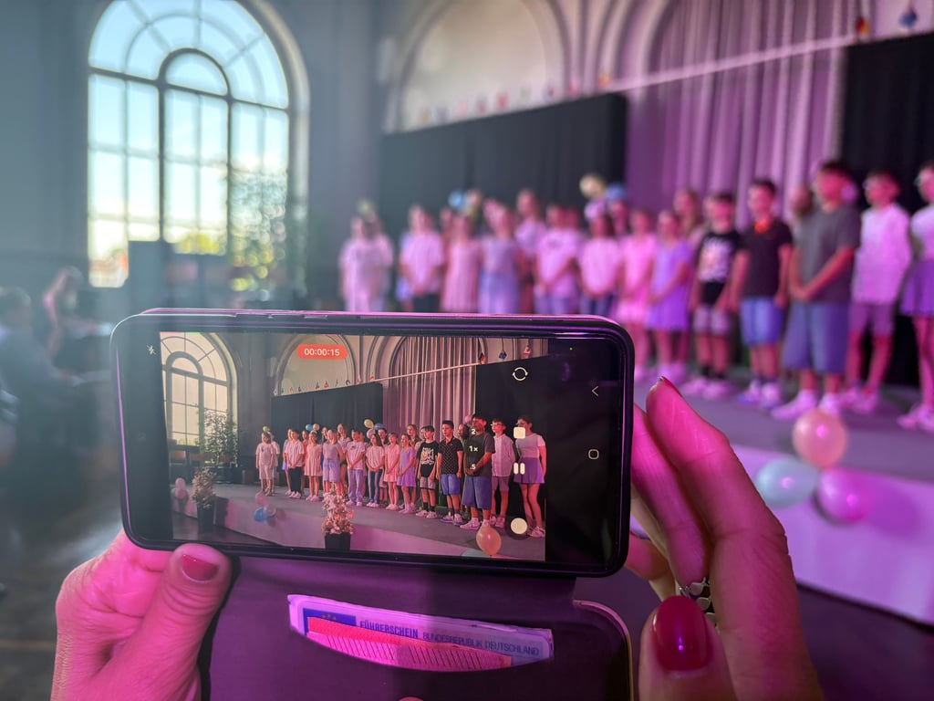 Schüler der Klasse 6.5 begrüßen die Fünftklässler am Roland-Gymnasium in Burg mit einem Programm.