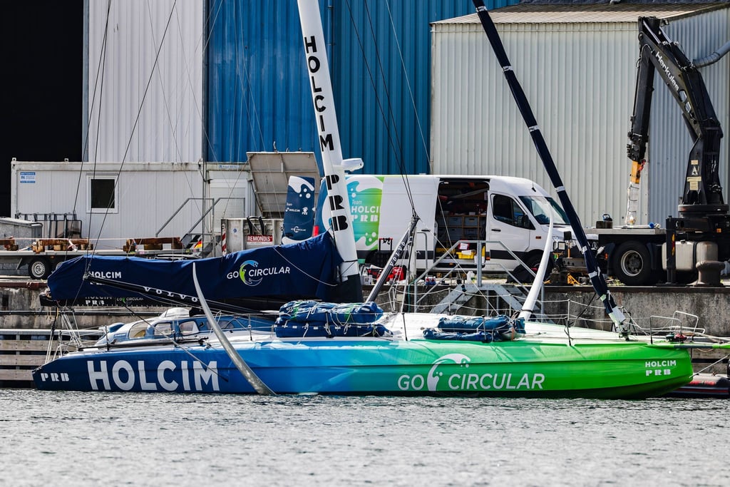 Nach Crash beim Ocean Race: Die beschädigte Rennjacht vom Team „Holcim-PRB“ liegt am Dock einer Kieler Werft.