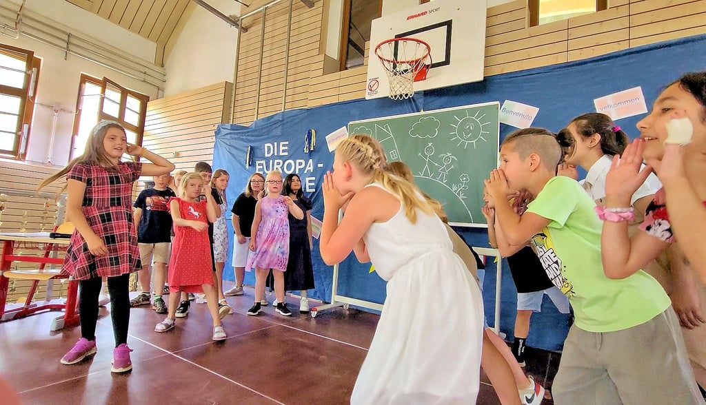 Die Viertklässler gestalten das Programm der Einschulungsfeier in der Turnhalle.