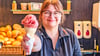 Vanessa-Denise U. von der Thonke-Filiale am Markt in Stendal präsentiert eine Kugel Erdbeereis.