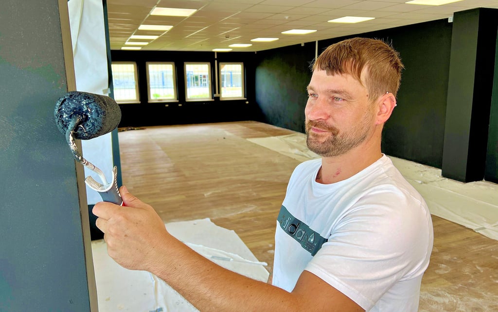 Stefan Reichelt eröffnet in Nienburg den ersten Sieben-Tage-Markt. Derzeit werden noch letzte Renovierungsarbeiten vorgenommen.