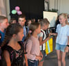 Schüler der sechsten Klassenstufe begrüßen die Jungen und Mädchen, die nun am Roland-Gymnasium in Burg die fünfte Klasse besuchen werden.