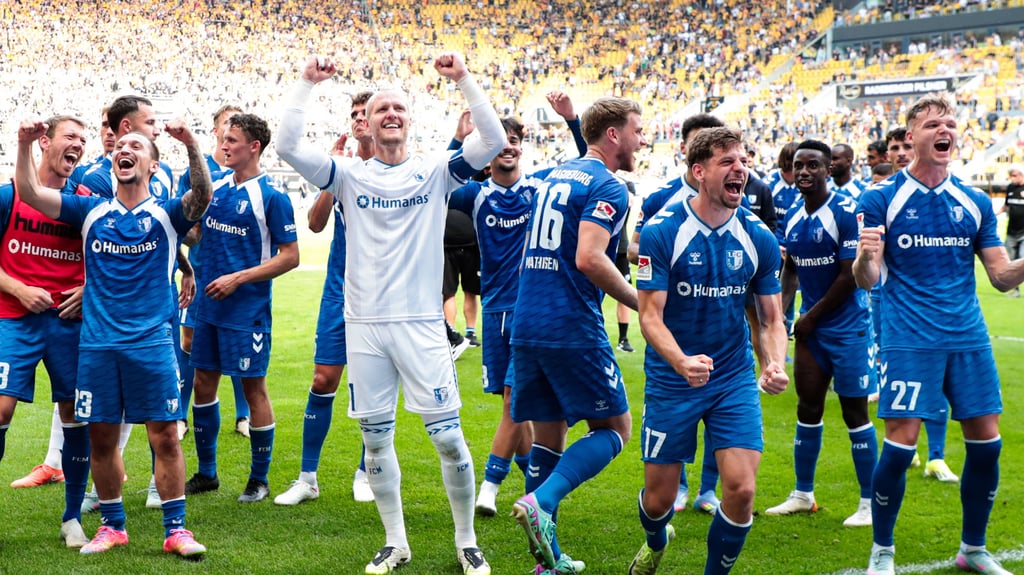 Die Spieler vom 1. FC Magdeburg feiern vor der Gästekurve den Auswärtssieg gegen Dynamo Dresden.