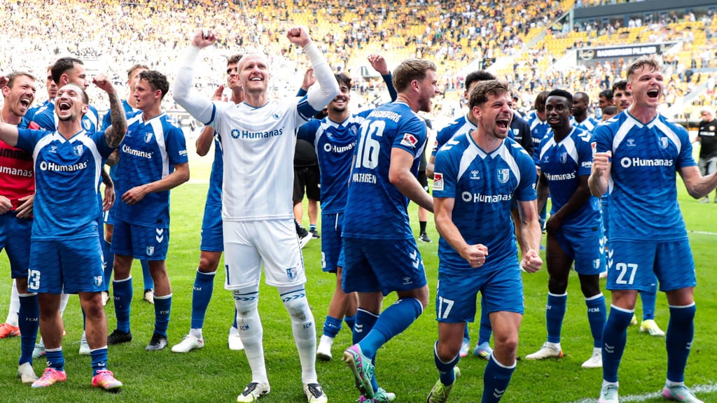 Die Spieler vom 1. FC Magdeburg feiern vor der Gästekurve den Auswärtssieg gegen Dynamo Dresden.