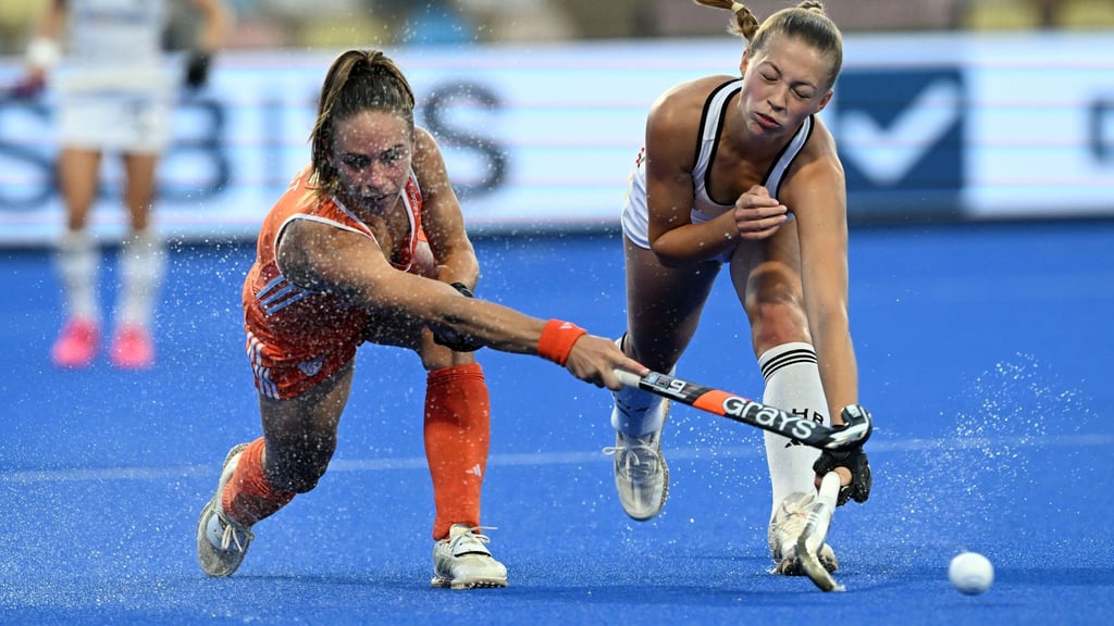 Sophia Schwabe (r) und die Niederländerin Lisa Post im Duell um den Ball.