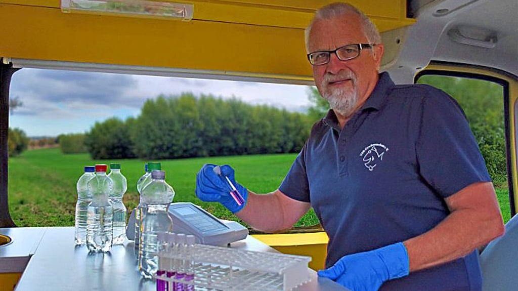Harald Gülzow untersucht die Wasserproben.
