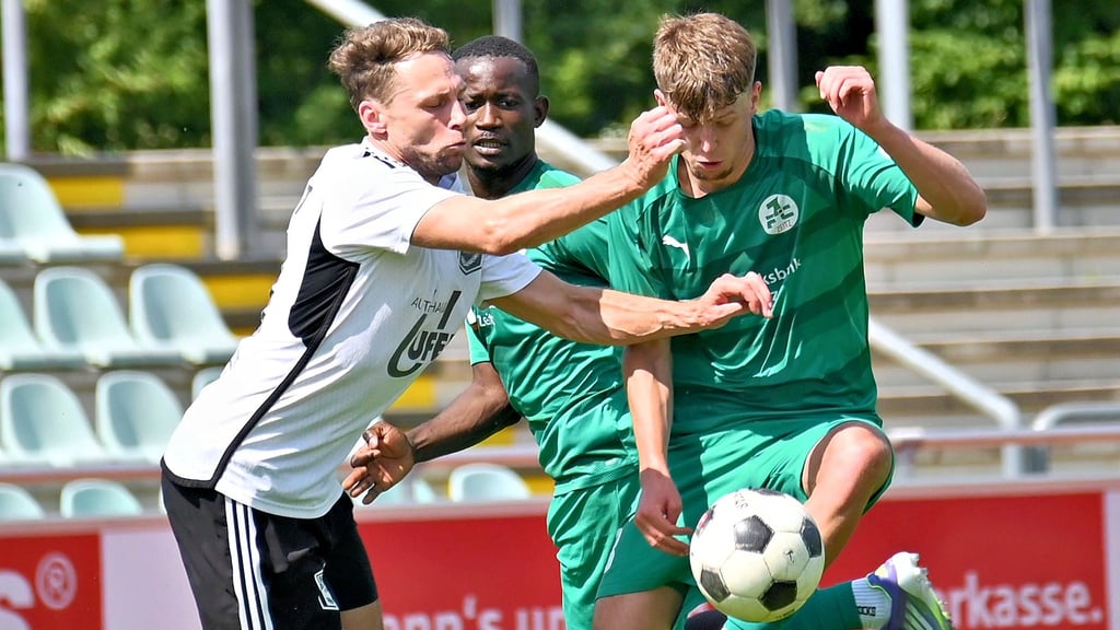 Die Kicker des 1. FC Zeitz (grüne Trikots) vermochten es nicht, ihre Möglichkeiten gegen Brachstedt zu nutzen.