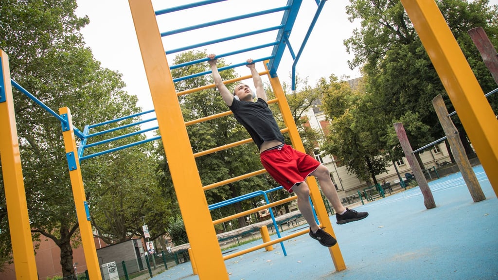 Calisthenics-Parks lassen sich in vielen Städten finden - die Online-Suche listet weltweit geeignete Spots auf.
