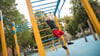 Calisthenics-Parks lassen sich in vielen Städten finden - die Online-Suche listet weltweit geeignete Spots auf.