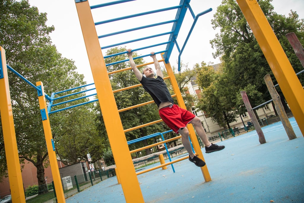 Calisthenics-Parks lassen sich in vielen Städten finden - die Online-Suche listet weltweit geeignete Spots auf.