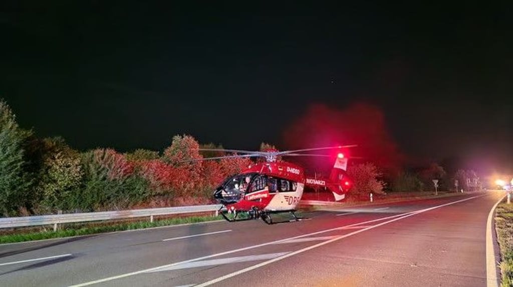 Zu einem schweren Verkehrsunfall kam es in der Nacht zum Sonntag im Saalekreis. Auch ein Hubschrauber kam zum Einsatz.