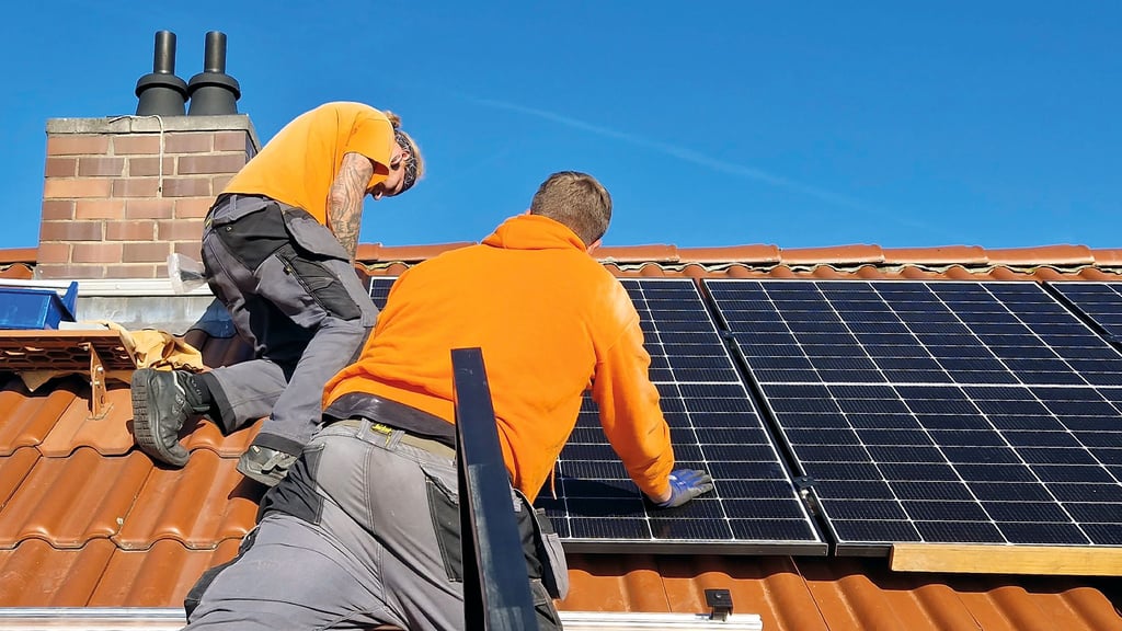 Mitarbeiter der Magdeburger Firma "eab solar" installieren eine Photovoltaik-Anlage auf einem Dach. Der Sonnenstrom ist auch Dank einer garantierten Einspeisevergütung attraktiv.