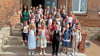 Nach ihrem ersten Aufenthalt in ihrem künftigen Klassenraum in der Grundschule Westeregeln stellten sich die Abc-Schützen mit ihrer Lehrerin  Christin Wenzel zur Freude ihrer Eltern  zu einem Gruppenbild auf. 