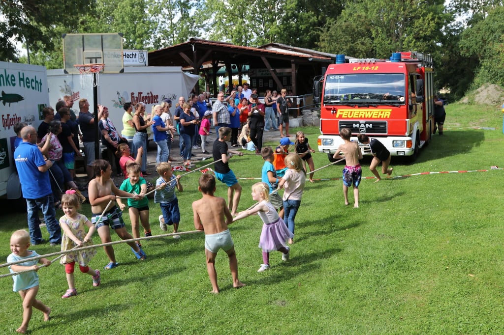 Das Feuerwehrauto-Ziehen gehört fest zum Fest.