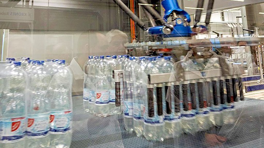 Bis zu 350 Millionen Flaschen Wasser produziert Roxane in Jessen pro Jahr. Wegen einer Keimbelastung wurde die Produktion im Juli jedoch gestoppt, Mineralwasser musste zurückgerufen werden.