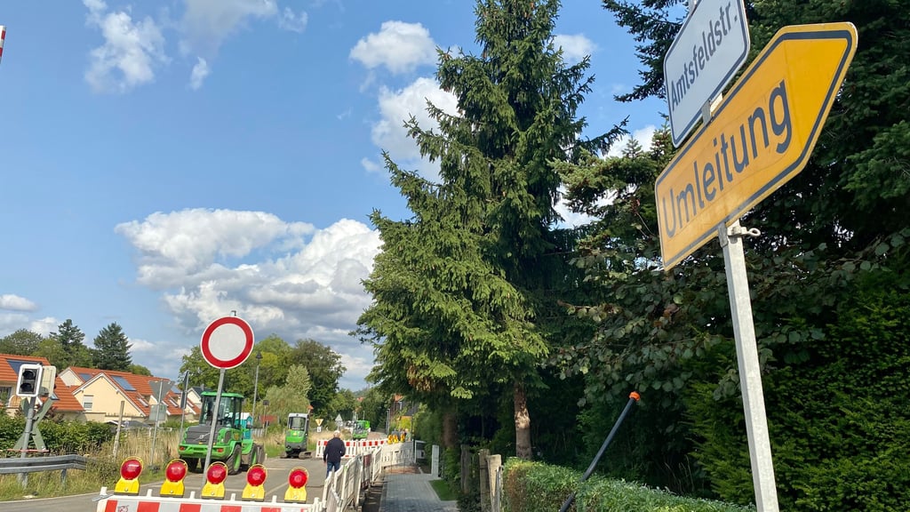 Die Burgmühlenstraße im Südwesten Wernigerodes wird grundhaft saniert - aktuell wird an einem rund 200 Meter langen Abschnitt gearbeitet.