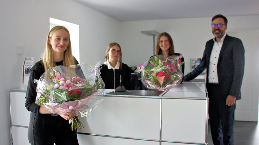 Notar Thomas Schmidt mit seinen drei Auszubildenden Jasmine Klass, Vivien Strebe und Gina Bartsch (von links) im Osterburger Büro.
