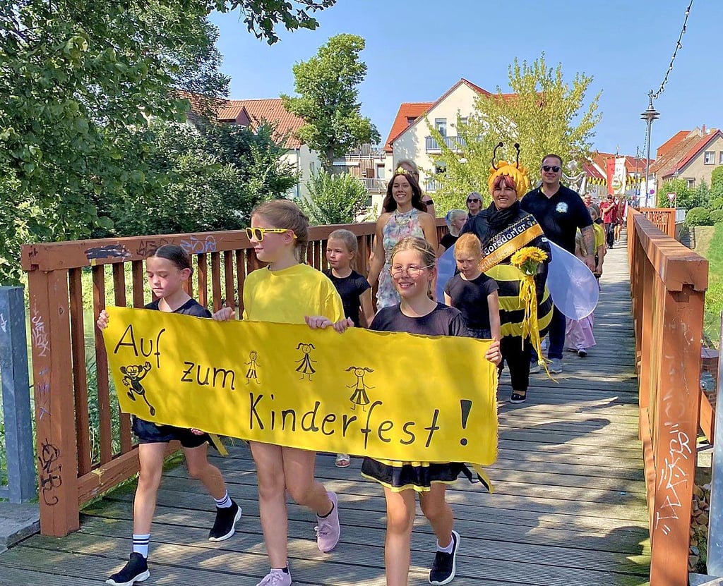 Der Festauszug der Kinder vom Markt erreicht den Schulfestplatz über die Fußgängerbrücke.