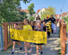 Der Festauszug der Kinder vom Markt erreicht den Schulfestplatz über die Fußgängerbrücke. 