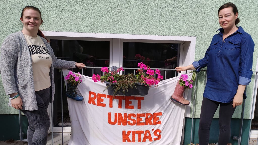 Mandy Pinske (links) und Franziska Kipry kämpfen für den Erhalt ihrer Kita in Rohrsheim. Eine Spendenaktion soll nun die nötigen Rücklagen aquirieren, um rechtliche Schritte einzuleiten.