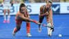 Sophia Schwabe (r) und die Niederländerin Lisa Post im Duell um den Ball.