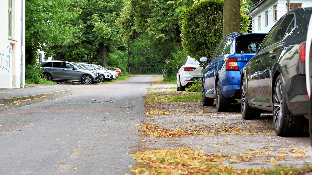 Die Autofahrer auf der rechten Seite haben die Warnungen des Ordnungsamtes ernst genommen.