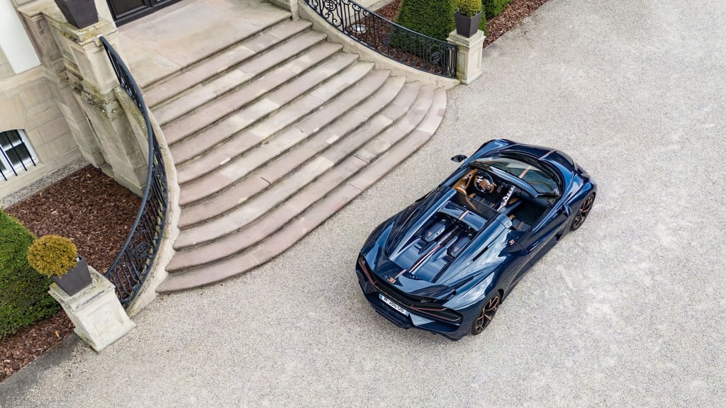 Feudal und feurig: Vor solchen standesgemäßen Anwesen dürften wohl viele der 99 gebauten Mistral vorfahren, wenn sie überhaupt aus der Sammlung in die freie Wildbahn rollen.