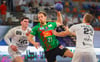 Albin Lagergren kann sich hier im Finale der letzten Klub-WM gegen Ludovic Fabregas und Patrik Ligetvári durchsetzen. Nach Verlängerung musste sich der SCM aber Veszprem mit 33:34 geschlagen geben.